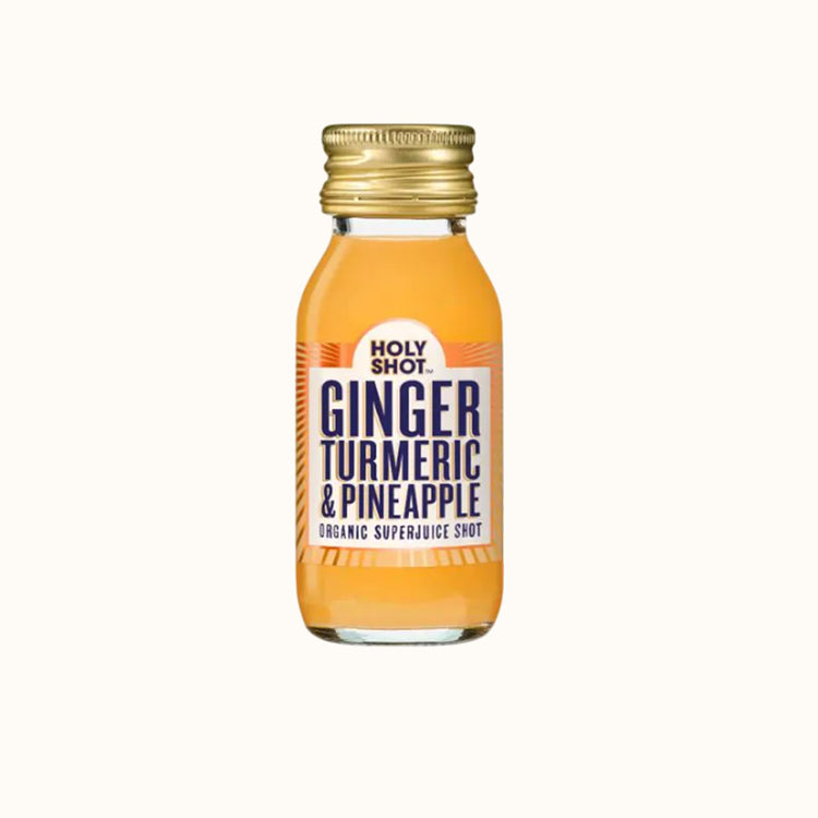 Holy Shot Ginger Turmeric & Pineapple organic shot op witte achtergrond