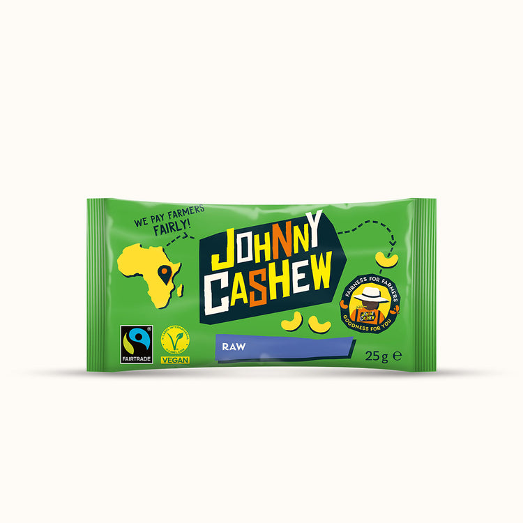 Johnny Cashew Raw ongebrande cashewnoten 25g verpakking, fair trade en vegan op witte achtergrond