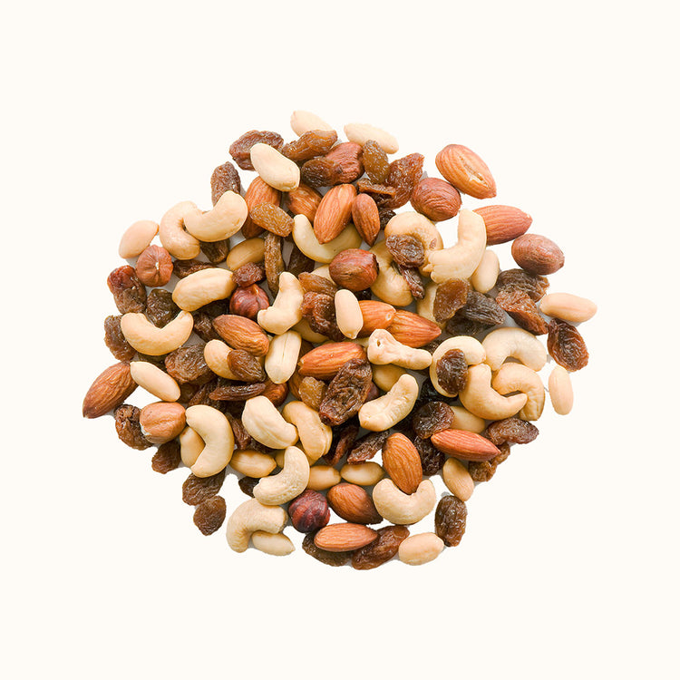 Mengsel van gemengde noten inclusief cashewnoten, amandelen en rozijnen op witte achtergrond