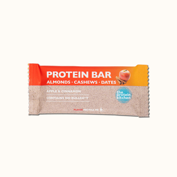 The Protein Kitchen Apple & Cinnamon proteinebar met amandelen, cashews en dadels op witte achtergrond