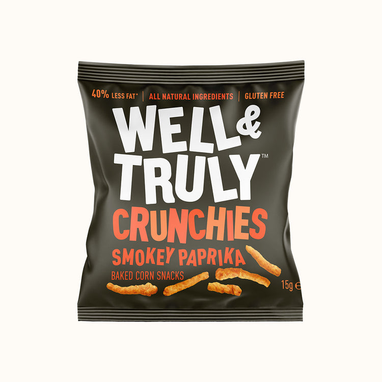 Well & Truly Crunchies Smokey Paprika 15g verpakking met geroosterde maïs snacks op witte achtergrond
