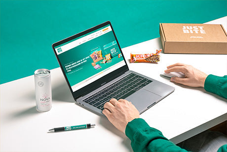 Werken aan de laptop met een gezonde snackbox