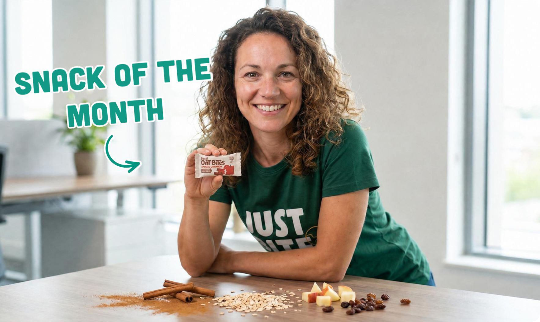 JustBite-collega toont de Snack of the Month: BiaSol Apple & Cinnamon Oat Bites. Een haverreep met appel en kaneel, rijk aan vezels en gemaakt van gered brouwerijgraan, voor een voedzamere pauze op kantoor.