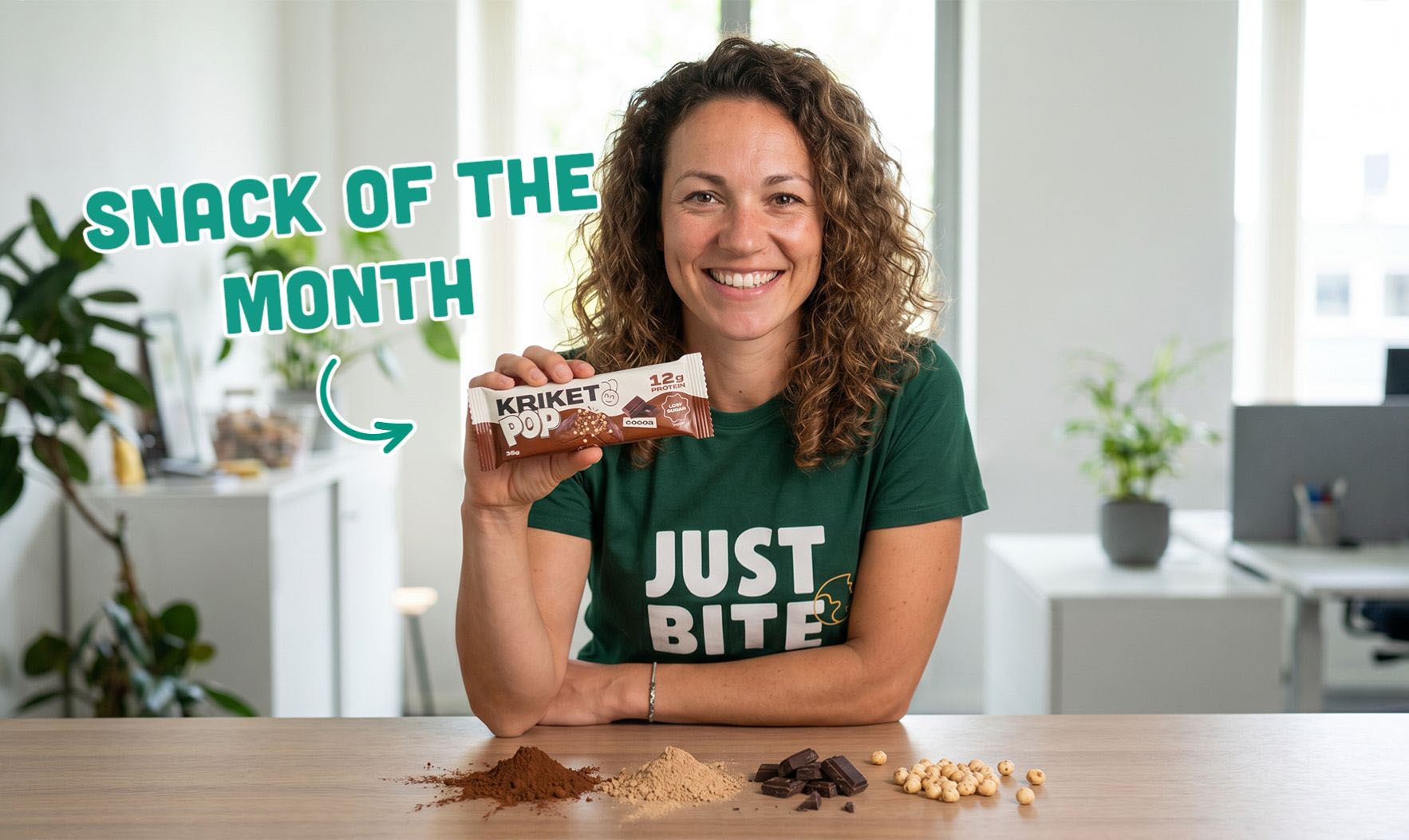 JustBite-collega toont de Snack of the Month: Kriket Pop Bar Cocoa. Een chocoladereep met 12g eiwit en krekeleiwit als duurzame twist, voor een voedzamere pauze op kantoor.