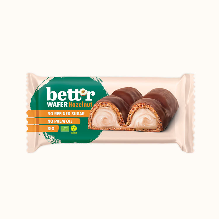 Bettr Wafer Hazelnut bar biologisch zonder geraffineerde suiker en palmolie op witte achtergrond