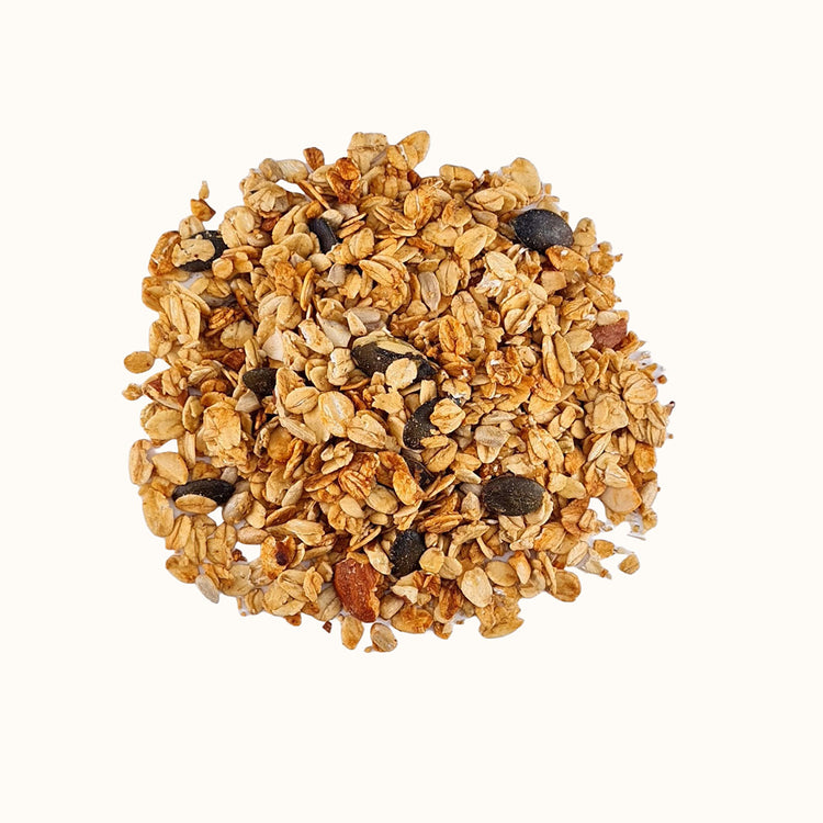 Close-up van granola clusters met havervlokken, amandelen op witte achtergrond