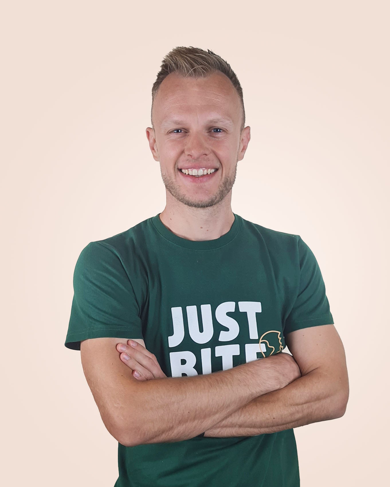 Kevin, oprichter van JustBite, die bewijst dat lekker en verantwoord perfect samengaan door beter snacken makkelijk te maken.