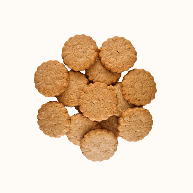 Close-up van havermout koekjes op witte achtergrond