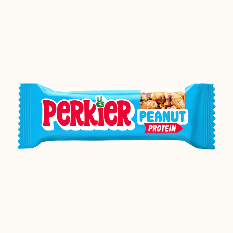 Perkier Peanut Protein bar met blauwe verpakking op witte achtergrond