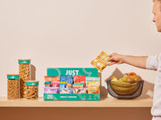 Een man pakt een verrassend lekkere snack uit een breed JustBite assortiment. Met een snackprogramma op maat maken we beter snacken makkelijk en stemmen we het aanbod naadloos af op de behoeften van jouw team.