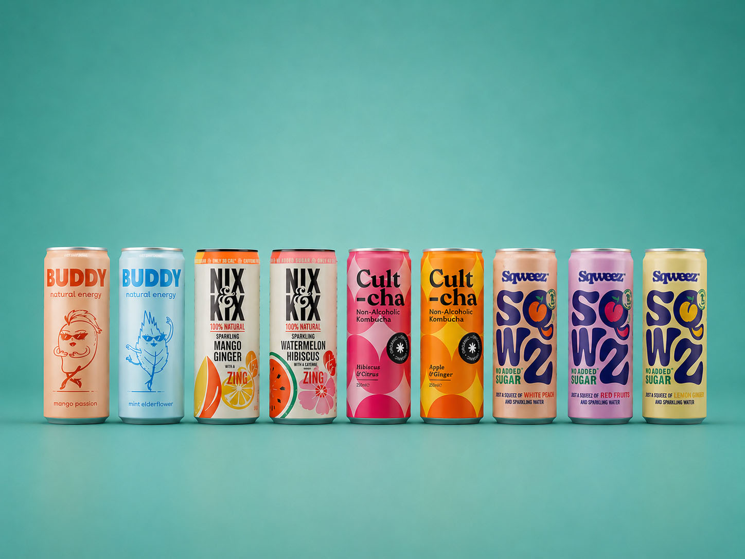 Een kleurrijke opstelling van diverse verfrissende drankjes, waaronder Sqweez, Buddy, Nix & Kix en Cult-cha kombucha. Naast snacks cureren we ook verrassend lekkere dorstlessers, zodat je team op kantoor altijd een un-guilty alternatief binnen handbereik heeft.