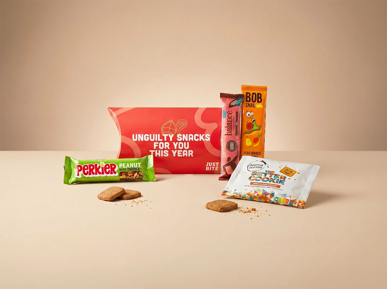 Elegant rood gondeldoosje als compact JustBite sinterklaasgeschenk voor personeel. Deze verrassend lekkere selectie bevat onder andere The Better Cookie speculoos en een pure chocoladereep, ideaal als kleine maar bewuste attentie voor je team.