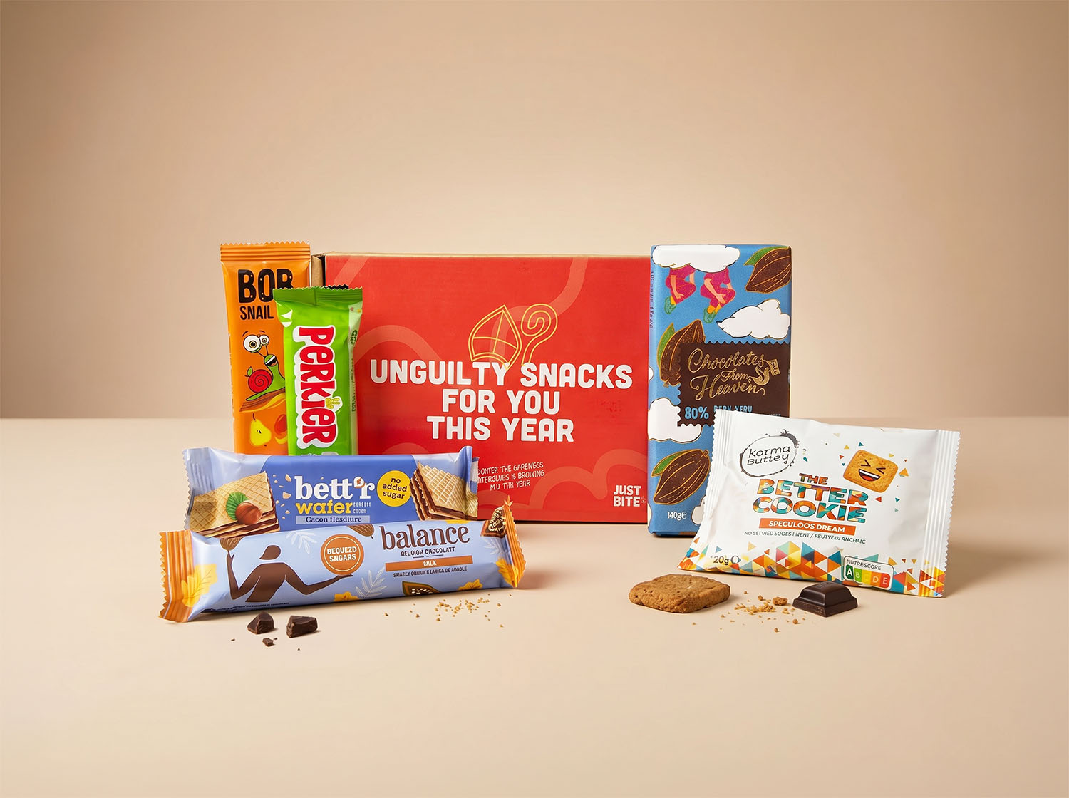 Middelgroot JustBite sinterklaaspakket voor personeel met de opvallende tekst 'Unguilty snacks for you this year'. Een verrassend lekkere mix van eerlijke donkere chocolade en betere speculoos, perfect om je team bewust en zonder schuldgevoel te laten genieten.