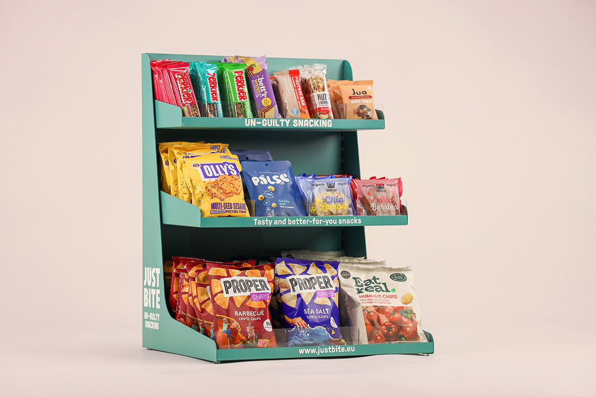 Opvallende JustBite presentatiedisplay gevuld met verrassend lekkere merken zoals Proper Chips en Perkier. Een slimme oplossing voor doorverkoop die beter snacken makkelijk en aantrekkelijk maakt op elke locatie.