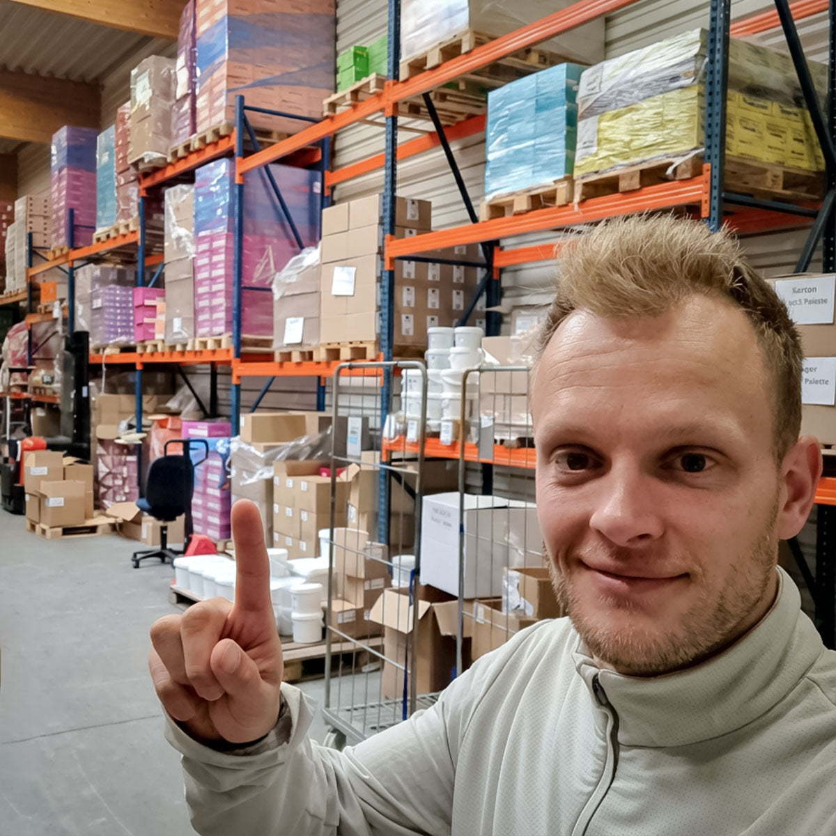 JustBite medewerker toont de snacks in het magazijn. Door scherp in te kopen en overschotten te doneren aan de voedselbank, gaan we voedselverspilling actief tegen.
