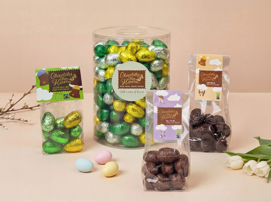 Een pot en zakjes gevuld met een biologische en fairtrade mix van Chocolates from Heaven paaseitjes, ideaal als paasattentie voor personeel.