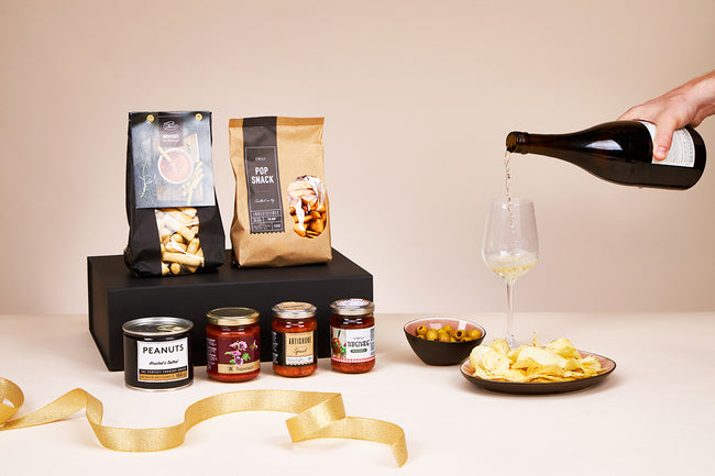 Luxe aperobox met crackers, dips, nootjes, chips, olijven... en een lekkere fles wijn. 